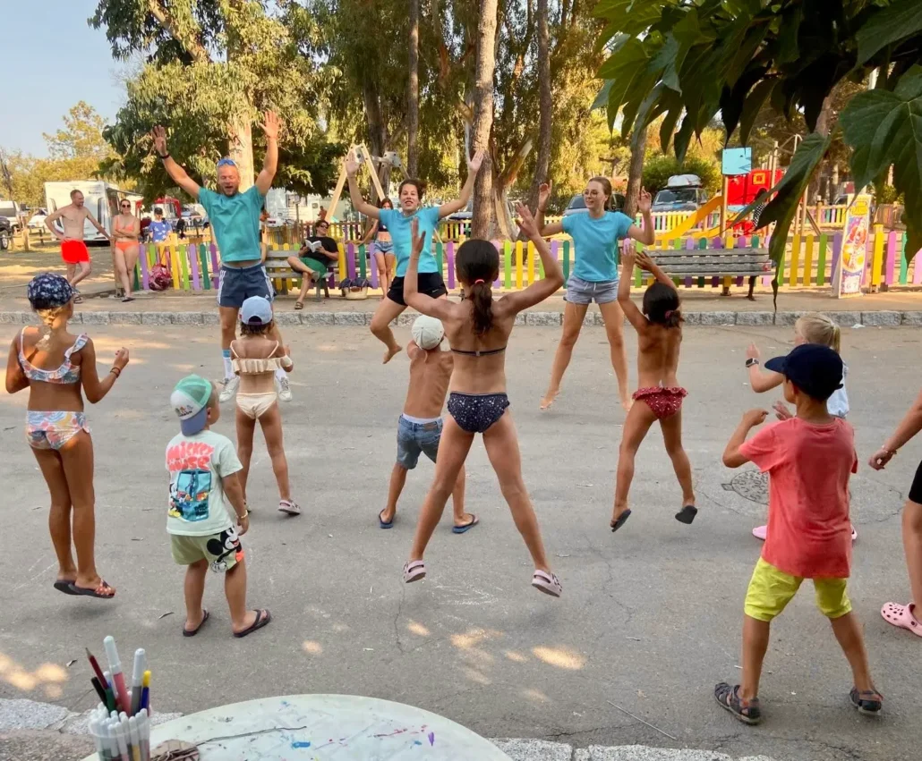 Animation danse pour les enfants sur le city stade – Golfo di Sogno